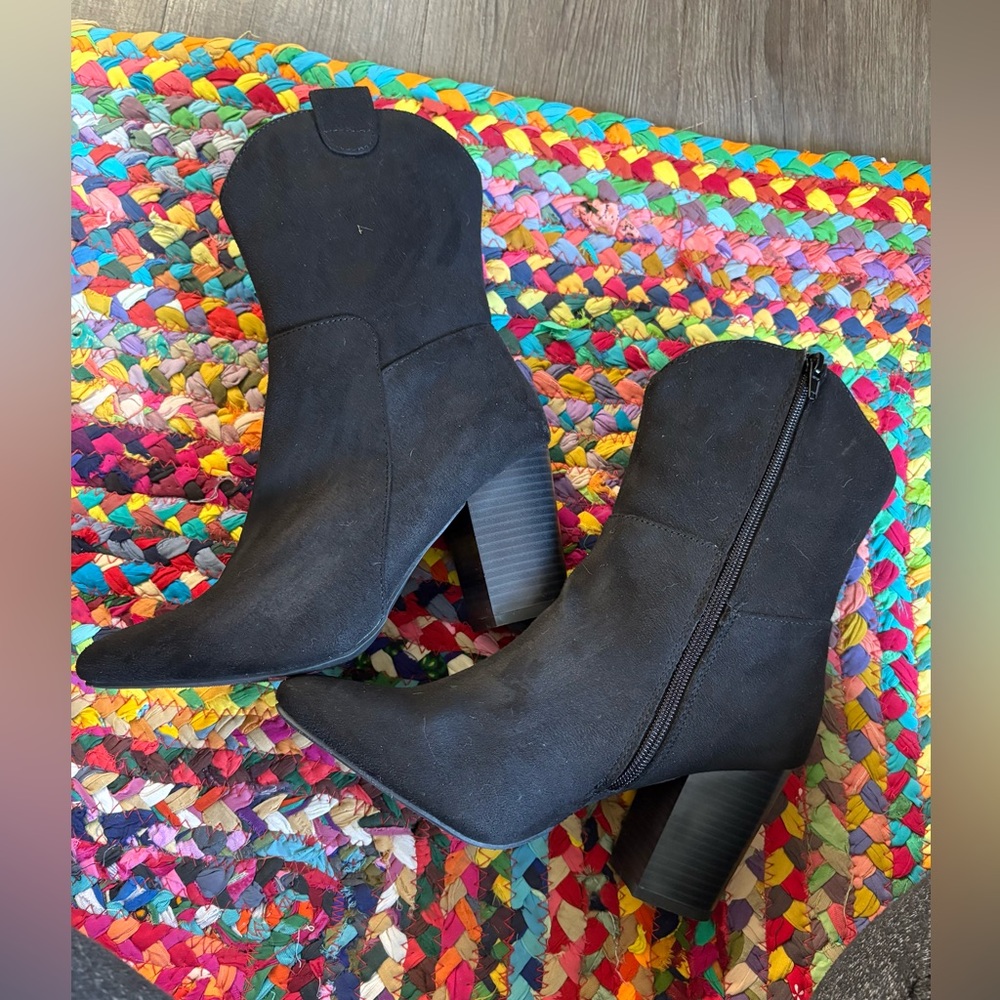 SIMPLE SUEDE BLACK HEELED BOOTS